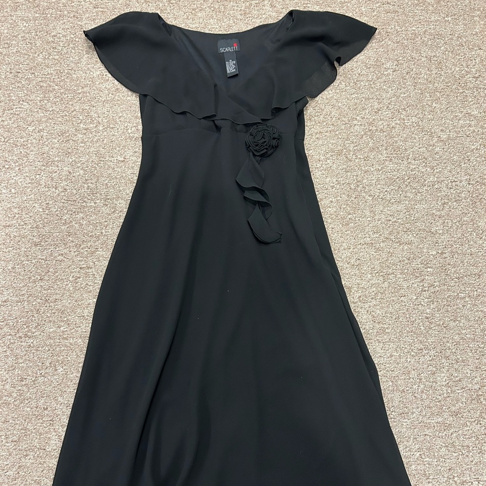 Scarlett black dress, midi length, perfect for many occasions. Rosette detail